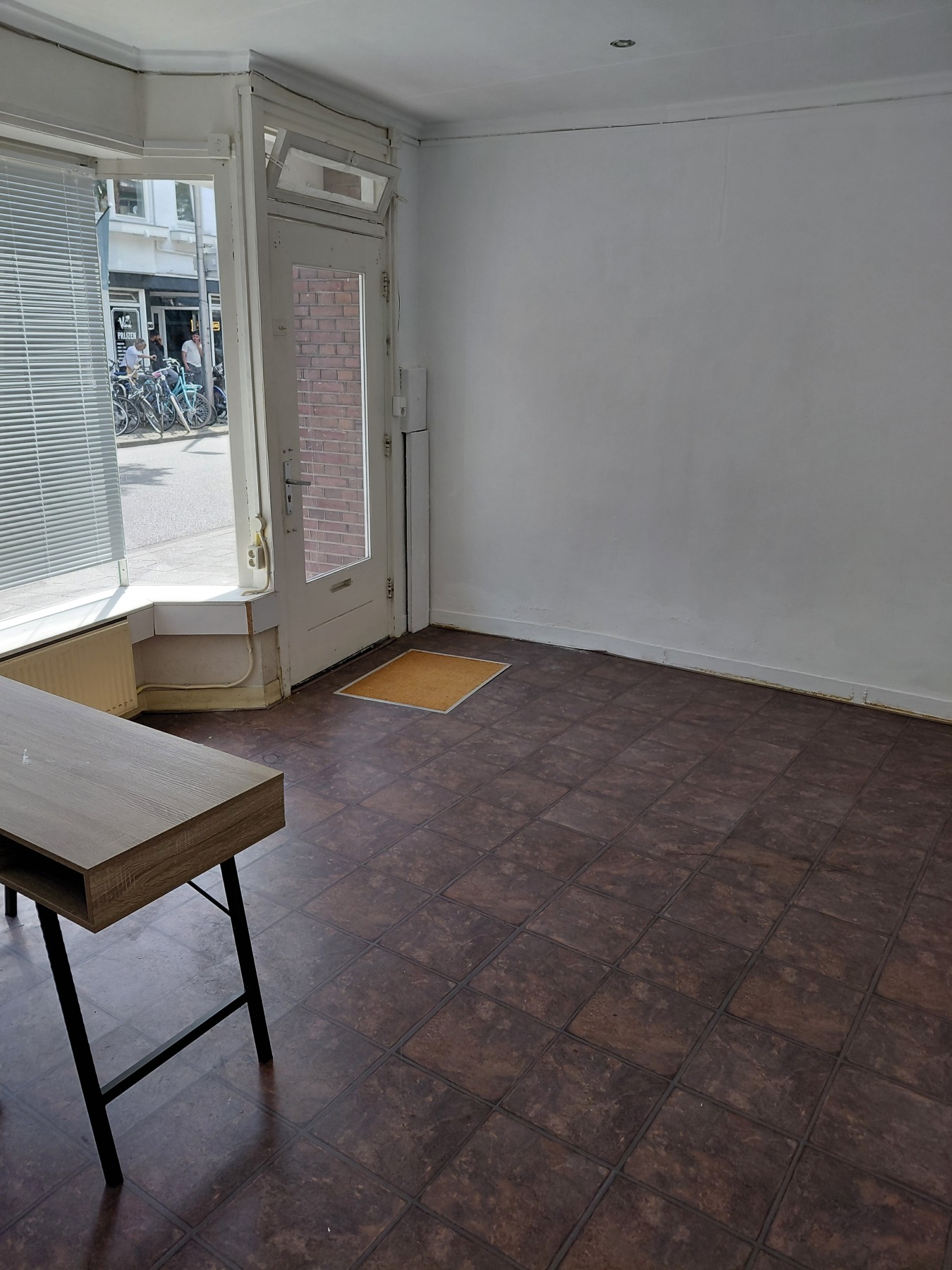 Winkelruimte aan drukke doorgaande Korvelseweg
