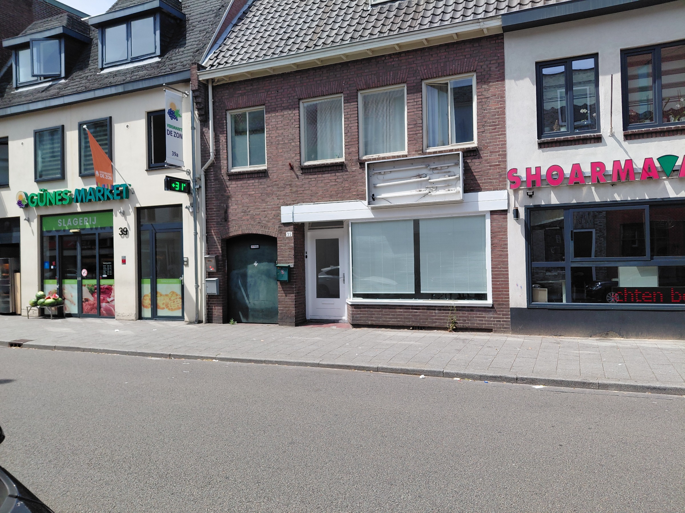 Winkelruimte aan drukke doorgaande Korvelseweg